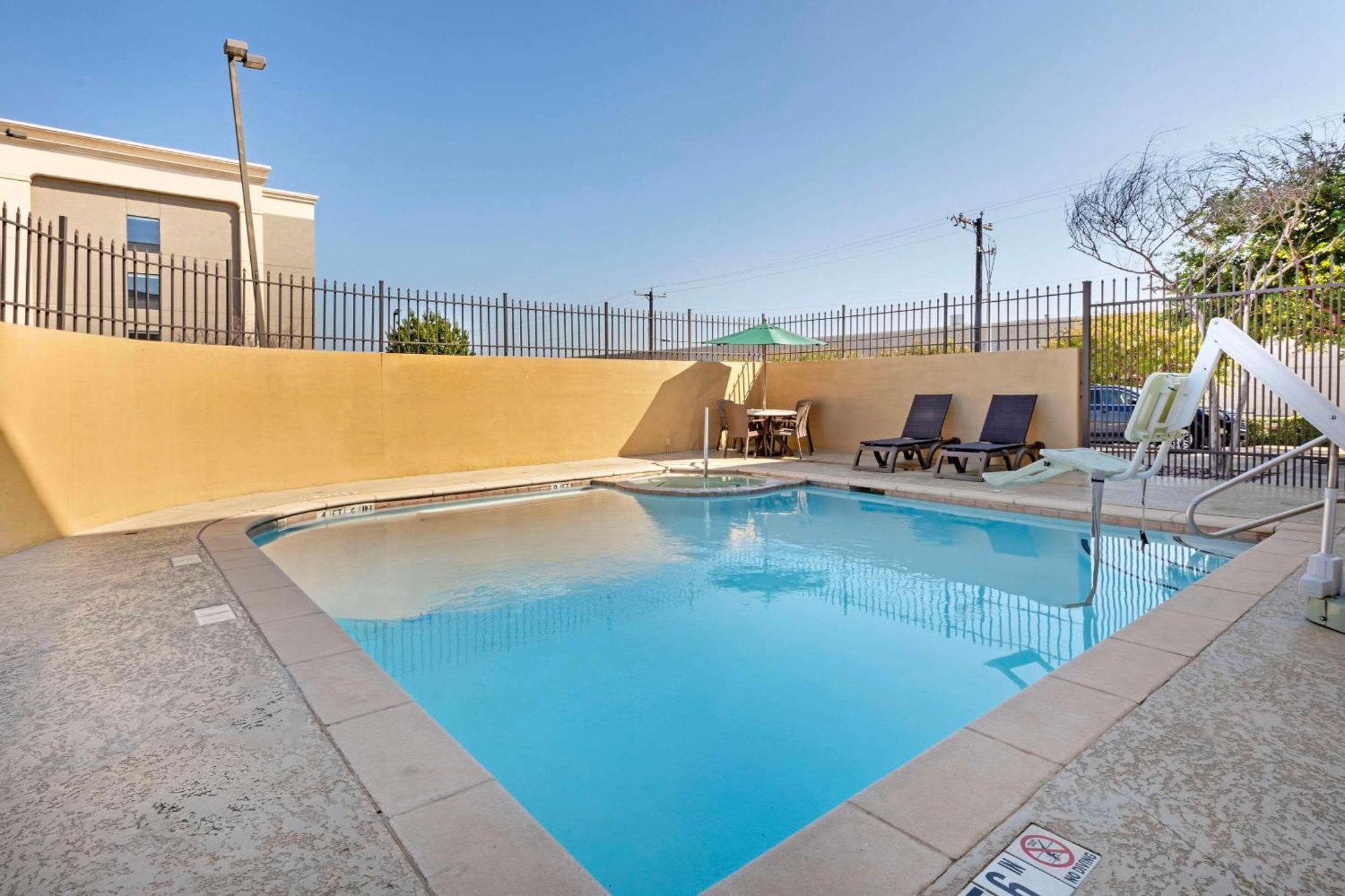 Comfort Suites West Dallas-Cockrell Hill Extérieur photo
