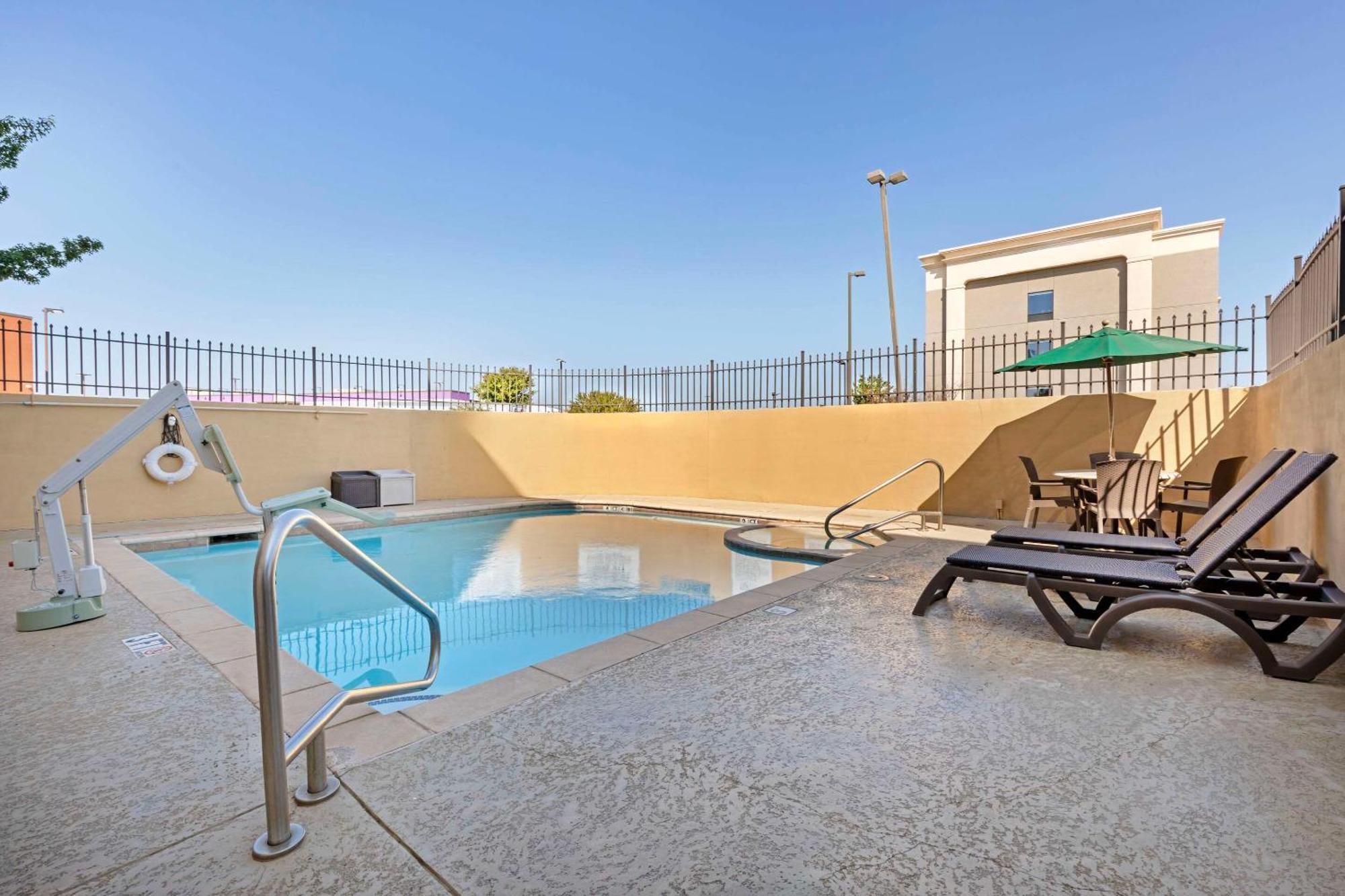 Comfort Suites West Dallas-Cockrell Hill Extérieur photo